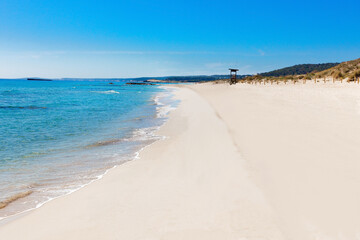 Playa de Menorca (Son Bou). Gran arenal de aguas cristalinas en el sur de la isla de Menorca (Islas Baleares, España)