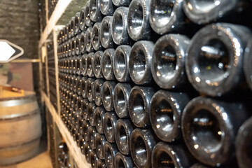 bouteilles de vin dans une cave avec fondu au flou