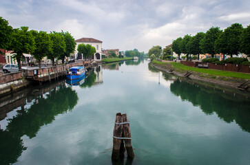 Fototapeta na wymiar Il fiume Lemene che attraversa il borgo di Concordia Sagittaria lungo la Via Postumia, cammino che parte da Aquileia e arriva a Genova
