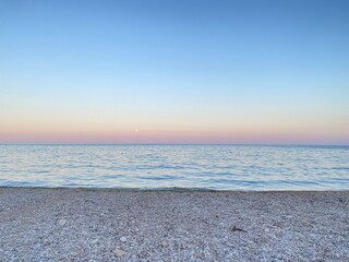 Obraz premium Puesta de sol con salida de la luna llena