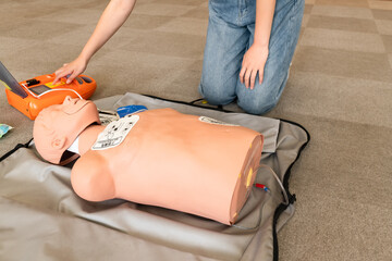 救急救命講習会　AEDショックボタン　