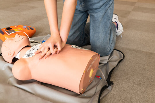救急救命講習会　胸骨圧迫とAED