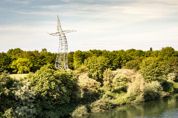 Tanzender Strommast am Rhein-Herne-Kanal in Oberhausen 