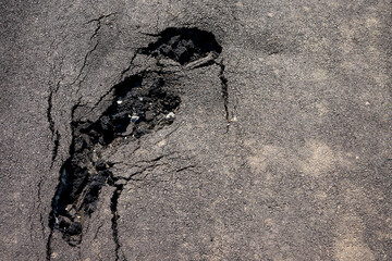Failure in the asphalt. Soil washing with groundwater