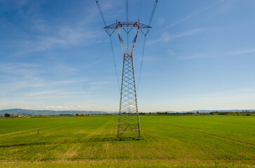 Un traliccio della corrente elettrica isolato in un campo lungo la Via Postumia, cammino che parte da Aquileia e arriva a Genova