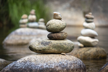 piedras apiladas en un río simbolizando el zen