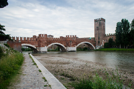 Il ponte scaligero di Verona che attraversa il fiume Adige lungo la Via Postumia, cammino che parte da Aquileia e arriva a Genova