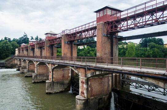 La diga di Chievo sul fiume Adige all'uscita di Verona lungo la Via Postumia, cammino che parte da Aquileia e arriva a Genova
