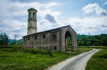Un'antica chiesa dedicata a San Rocco lungo la Via Postumia, cammino che parte da Aquileia e arriva...