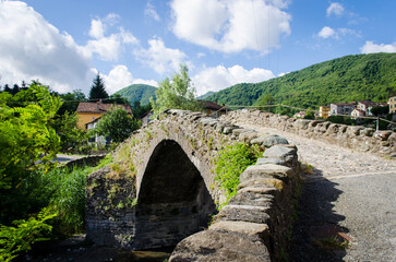Fototapeta na wymiar Il ponte romanico sul torrente Lemme a Voltaggio in Piemonte lungo la Via Postumia, cammino che parte da Aquileia e arriva a Genova