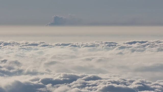 Nube de piroclastos de la erupci&oacute;n volc&aacute;nica de Cumbrevieja en 2021, visto sobre el mar de nubes desde Chipeque, Tenerife