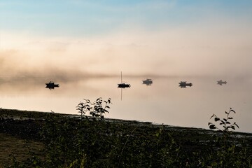 Stimmungsvoller Sonnenaufgang mit Morgennebel und Booten über der Glacier Bay , Alaska