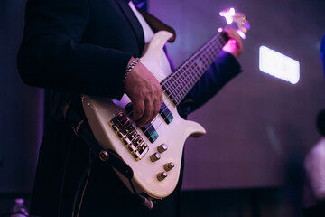 Obraz na płótnie Canvas man playing electric guitar at night club