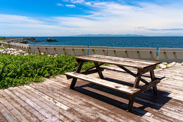 海辺に置かれたテーブルとベンチ
