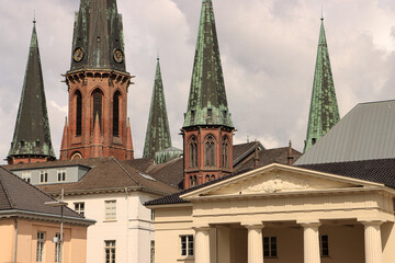Fototapeta na wymiar Oldenburger Wahrzeichen im Fokus; Blick vom Schlossplatz über die klassizistische Schlosswache auf die Türme der Lambertikirche