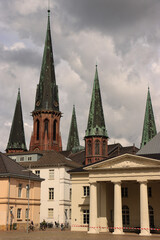Oldenburg; Blick vom Schlossplatz zur Schlosswache und den Türmen der Lambertikirche