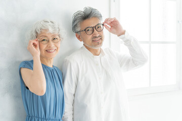 眼鏡をかけたシニア夫婦