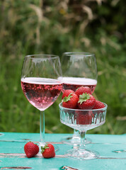 Romantic date in a park. Glasses with cocktails on a table. Refreshment concept. 