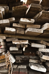 assi di legno accatastate 
