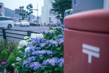 日本のポストと梅雨のシンボル