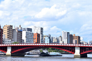 鮮やかな朱色の浅草吾妻橋と観光船