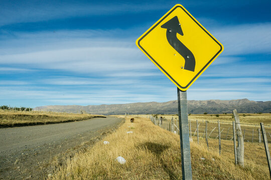 se&ntilde;alizacion en la carretera de ripio hacia el lago Roca, republica Argentina,Patagonia, cono sur, South America