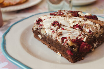 Primer plano de brownie con frutos rojos y chocolate