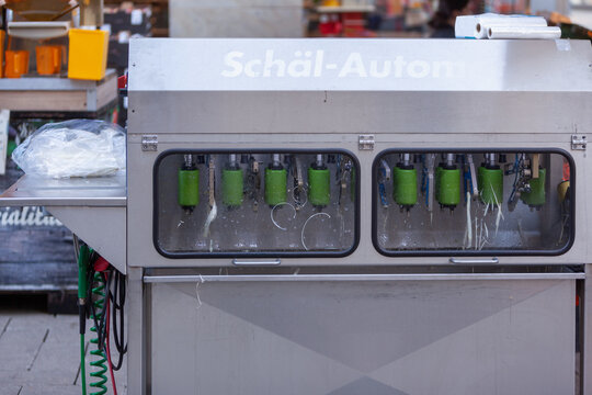 Spargel Schäl-Automat auf einem Markt im Einsatz