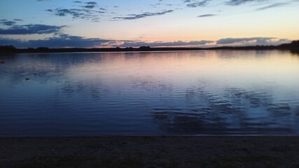 Zachód słońca nad jeziorem. 