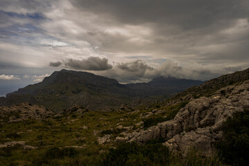 Obraz na płótnie Canvas Krajobraz górski w szary pochmurny dzień. 