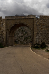 Krajobraz górski w szary pochmurny dzień. Tunel prowadzący do drogi Sa Calobra, Majorka Hiszpania.