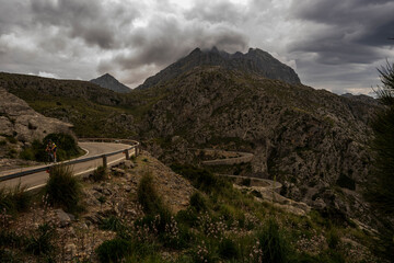 Krajobraz górski z krętą asfaltową drogą w szary pochmurny dzień. Droga Sa Calobra, Majorka...