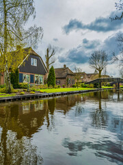 Fototapeta na wymiar Dutch houses on the canal in the charming village of Giethoorn, Netherlands