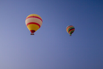 Passeio de balão sobre o Rio Nilo no deserto do Egito