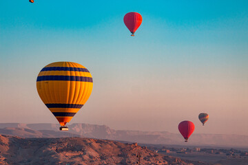 Passeio de balão sobre o Rio Nilo no deserto do Egito