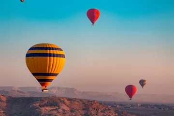  Passeio de balão sobre o Rio Nilo no deserto do Egito © Adriano
