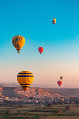 Obraz premium Passeio de balão sobre o Rio Nilo no deserto do Egito