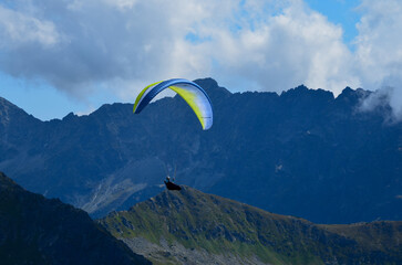 paragliding flight over the Tatra Mountains - obrazy, fototapety, plakaty