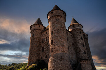coucher de soleil sur les tours d'un château fort du XIIIᵉ siècle, château de Val