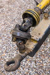 Cardan de prise de force sur un vieux pulvérisateur sans capuchon de protection de sécurité