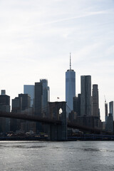 Fototapeta premium Lower Manhattan skyline and Brooklyn Bridge, seen from Brooklyn, across the East River (June 2022)
