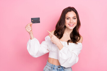 Naklejka premium Photo of charming attractive female in trendy outfit recommend you wireless payment isolated on pink color background