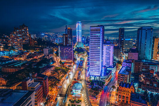 Paisaje urbano Nocturno de la ciudad de Bogot&aacute;, capital del pais Latinoamericano: Colombia.