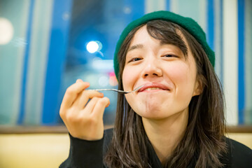 契約書にサインする日本女性