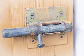 Cerrojo de puerta antiguo