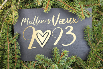 Meilleurs vœux 2023, fond ardoise et branches de sapin