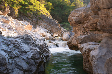 Kleiner Wasserfall in den Dolomiten in Italien