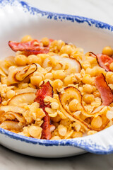 yellow peas with bacon and onion