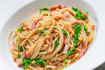 spaghetti with spinach, bacon and kernels
