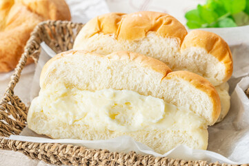 クリームたっぷり牛乳パン